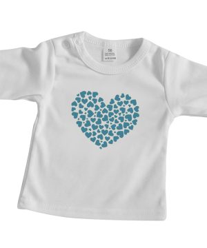 wit baby shirt met blauwe hartjes