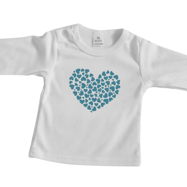 wit baby shirt met blauwe hartjes